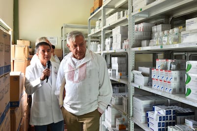 Empresas vetadas por AMLO podrán participar en licitación para medicamentos