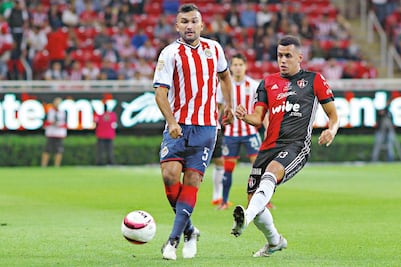 Chivas va con la defensa mermada