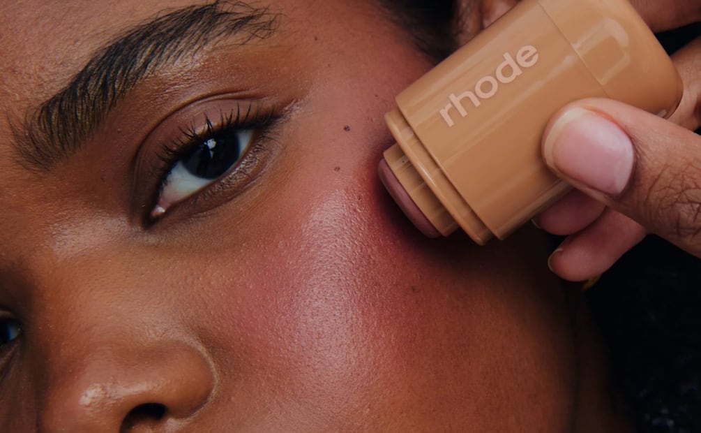 El blush siempre va después del polvo traslucido. Foto: Rhode