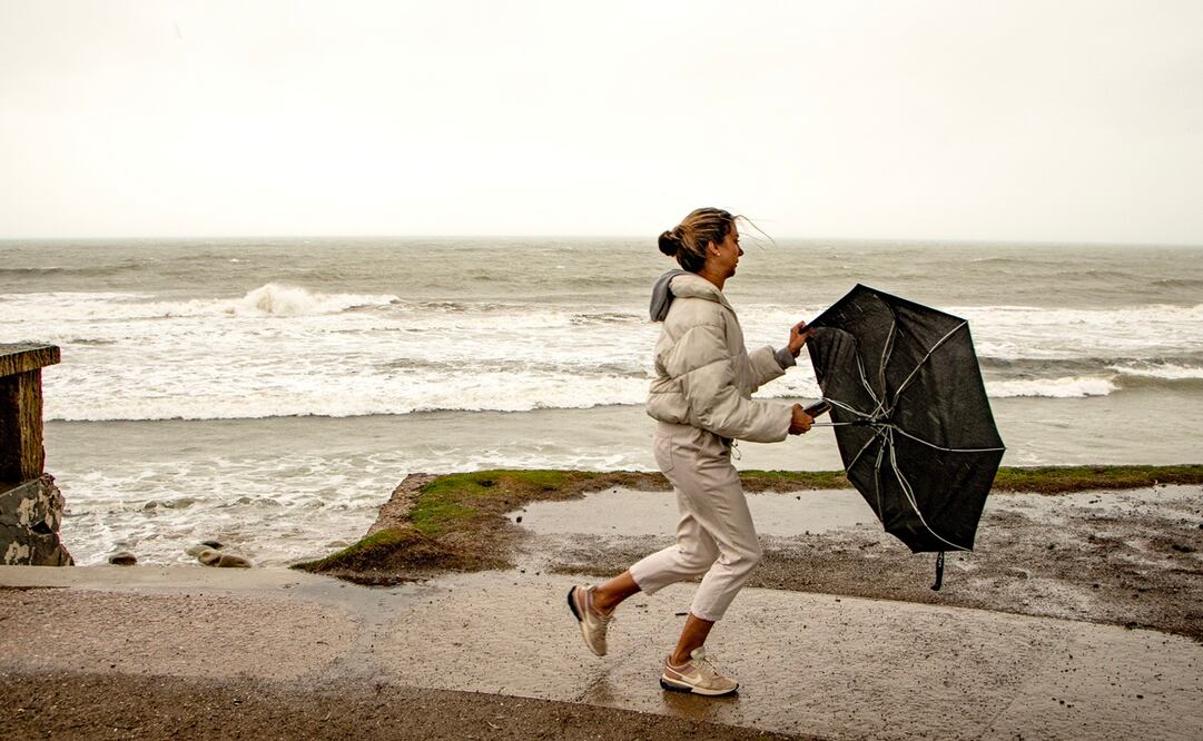 El paraguas de una mujer se rompió durante una tormenta en Santa Barbara, California. Foto: EFE/EPA/ERICK MADRID