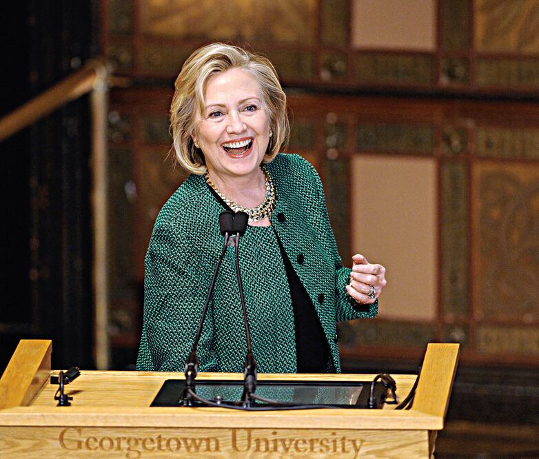 Hillary Clinton en un foro sobre "El Poder de la Participación de las Mujeres en la Economía", en la Universidad de Georgetown, en Washington, en octubre del año pasado (ARCHIVO. XINHUA)