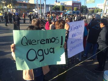 Vecinos bloquean Periférico; exigen agua