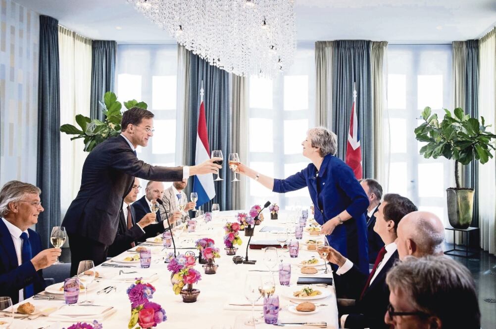 El primer ministro holandés, Mark Rutte, durante su reunión con su homóloga británica, Theresa May, en Catshuis en La Haya, el pasado 3 de julio. La residencia es administrada por el Ministerio de Asuntos Generales. (KOEN VAN WEEL. EFE)