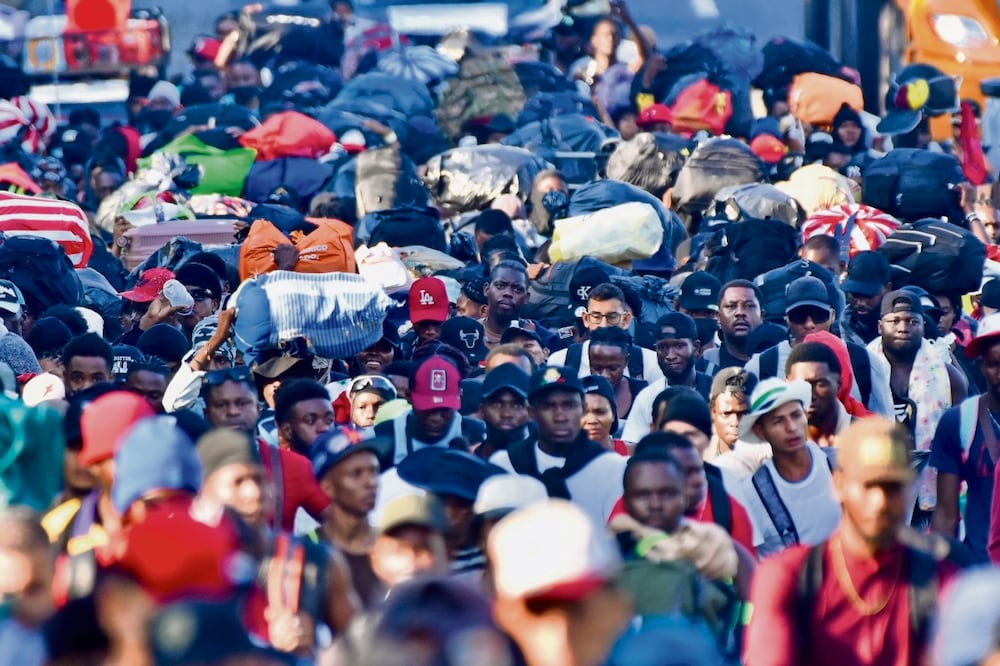 Migrantes caminan por la carretera que atraviesa el municipio de Huehuetán, en el estado de Chiapas, tras salir de Tapachula, el pasado 21 de abril. Foto: Edgar H. Clemente/ AP
