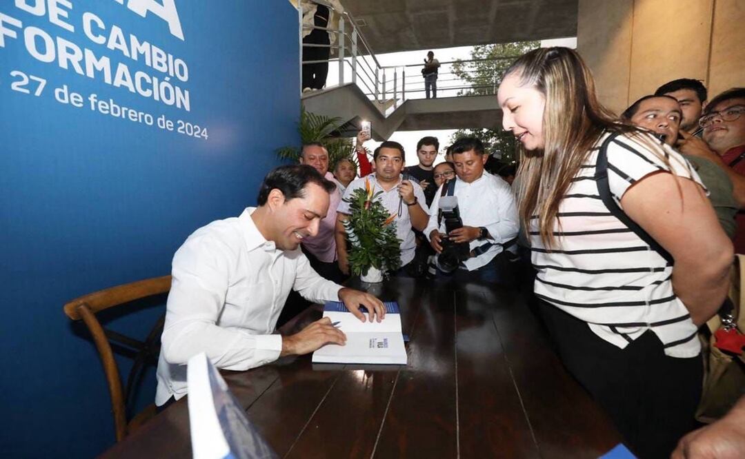 Mauricio Vila Dosal en su firma del libro “Una Historia de Cambio y Transformación”. Foto; Especial
