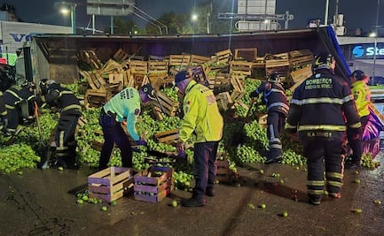 Vuelca camión de carga con 13 toneladas de tomate verde en calles de la alcaldía Azcapotzalco