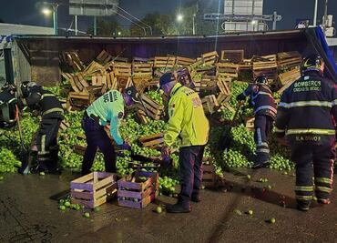 Vuelca camión de carga con 13 toneladas de tomate verde en calles de la alcaldía Azcapotzalco