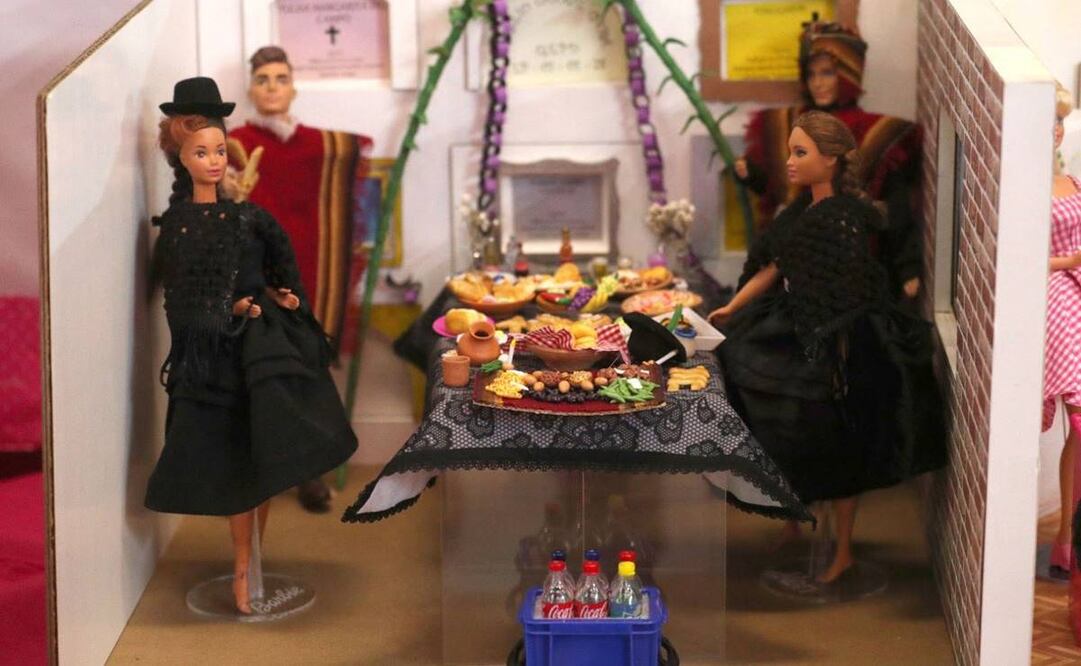 Barbies vestidas de cholitas expuestas durante el estreno de la película Barbie hoy en La Paz (Bolivia). Foto: EFE