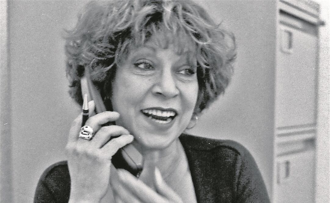Cristina Pacheco, en la redacción donde escribía su columna “Mar de Historias” en los años 90. Foto: Barry Domínguez/ Fotogrammas