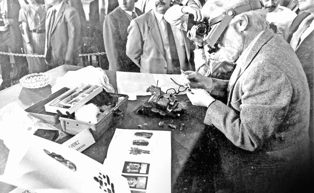 Un experto del INAH examina algunos de los objetos prehispánicos recuperados en 1989. Foto: Hemeroteca / EL UNIVERSAL