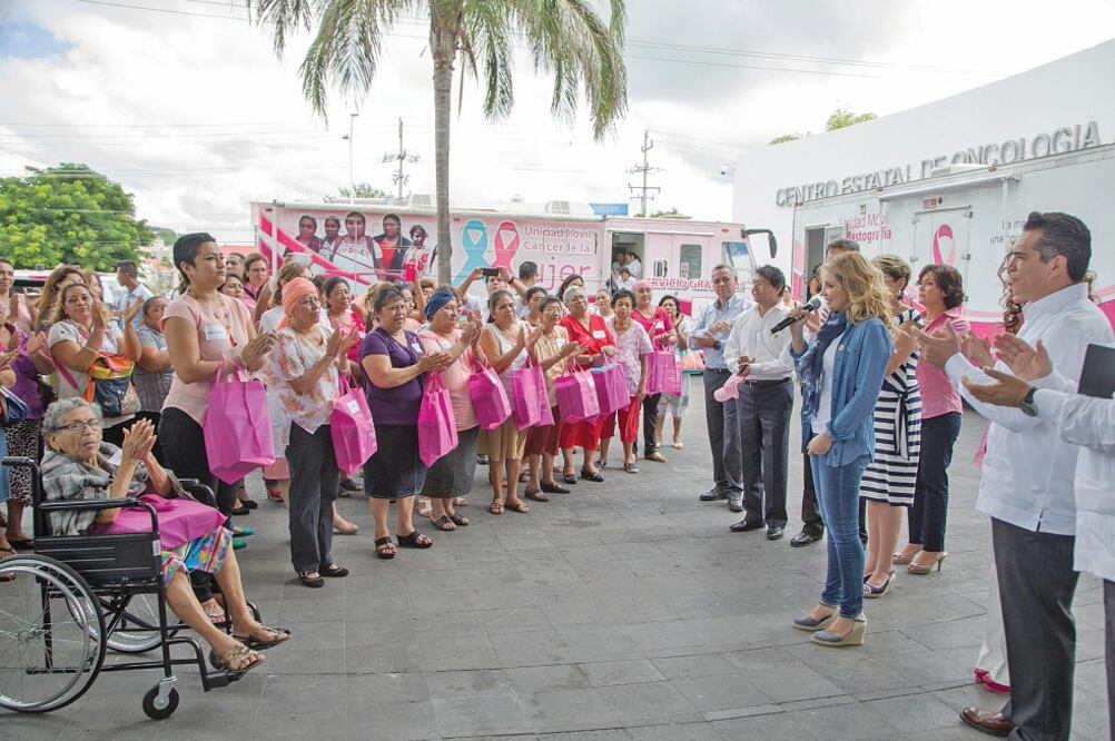En el marco del Día Mundial contra el Cáncer de Mama, que se celebra el 19 de octubre, Angélica Rivera entregó un equipo de ultrasonido, sillas de ruedas y paquetes de prótesis de mama (DIF NACIONAL)