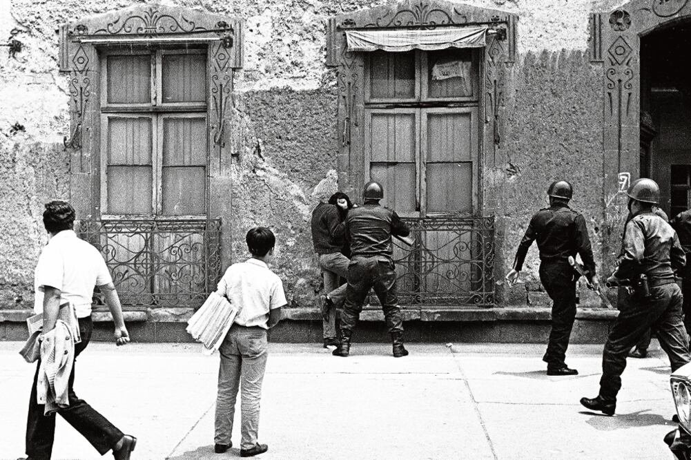 Ernesto Zedillo es atacado por tres granaderos cerca de la Vocacional 5 y una fotografía, publicada el 23 de julio de 1968 en las páginas de EL UNIVERSAL lo capta. El ex presidente se identificó a sí mismo 30 años después. Foto: ARCHIVO EL UNIVERSAL