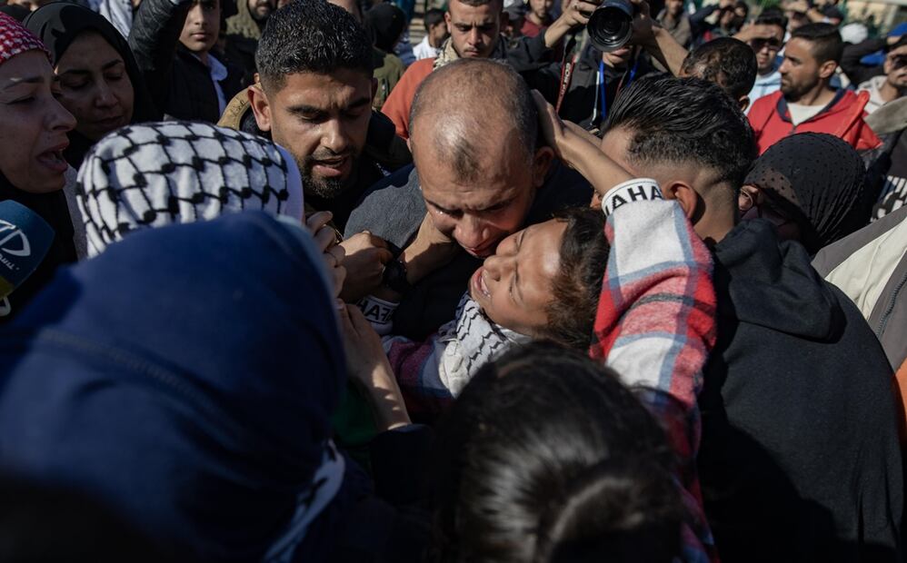 Imagen de prisioneros palestinos que fueron liberados este sábado 1 de febrero de 2025 en la Franja de Gaza como parte del intercambio por tres rehenes israelíes en el marco del alto el fuego. Foto: EFE