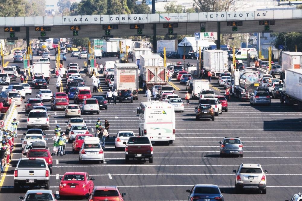 Debido a las vacaciones de Semana Santa se habilitó el carril reversible sobre la autopista México-Cuernavaca, desde la caseta de cobro hasta el Viaducto Tlalpan, a fin de agilizar la salida de miles de paseantes (HUGO GARCÍA. EL UNIVERSAL)