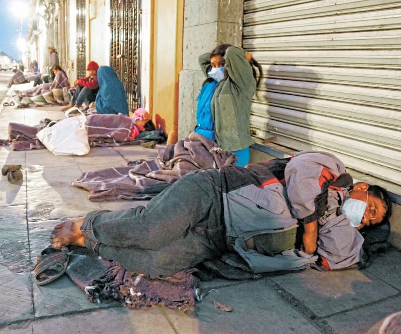 La mayoría de los adultos mayores pasaron la noche en las calles del Centro Histórico de Oaxaca, esperando a que los bancos abrieran sus puertas. EDWIN HERNÁNDEZ. EL UNIVERSAL