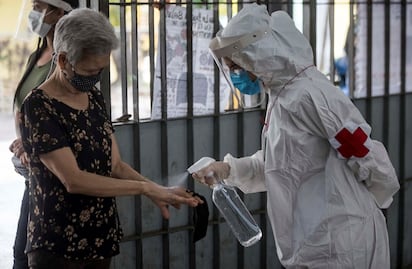 Distancia de dos metros entre persona y persona no evita contagio de Covid-19: estudio