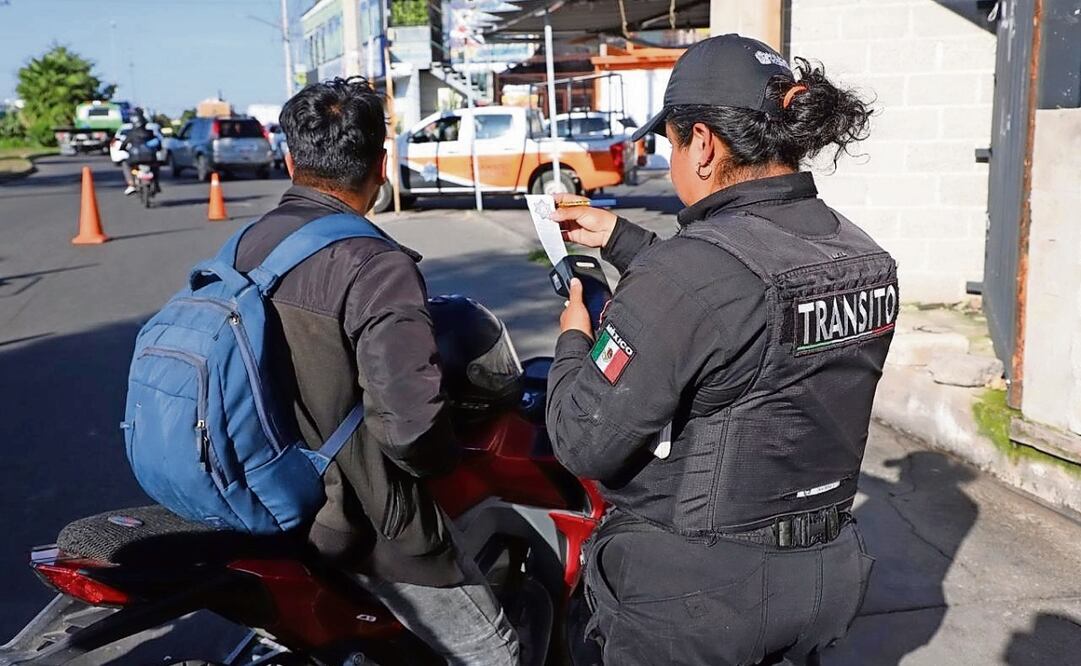La Guardia Civil de Tecámac verifica que los motociclistas cumplan con las medidas de seguridad. Foto: Especial