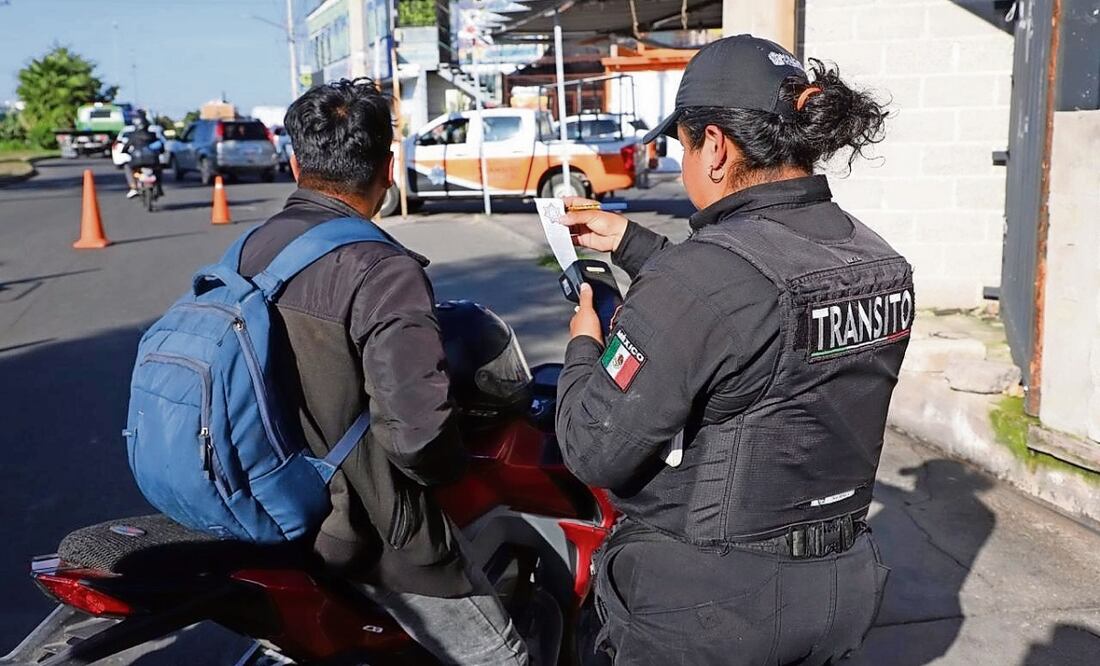 La Guardia Civil de Tecámac verifica que los motociclistas cumplan con las medidas de seguridad. Foto: Especial