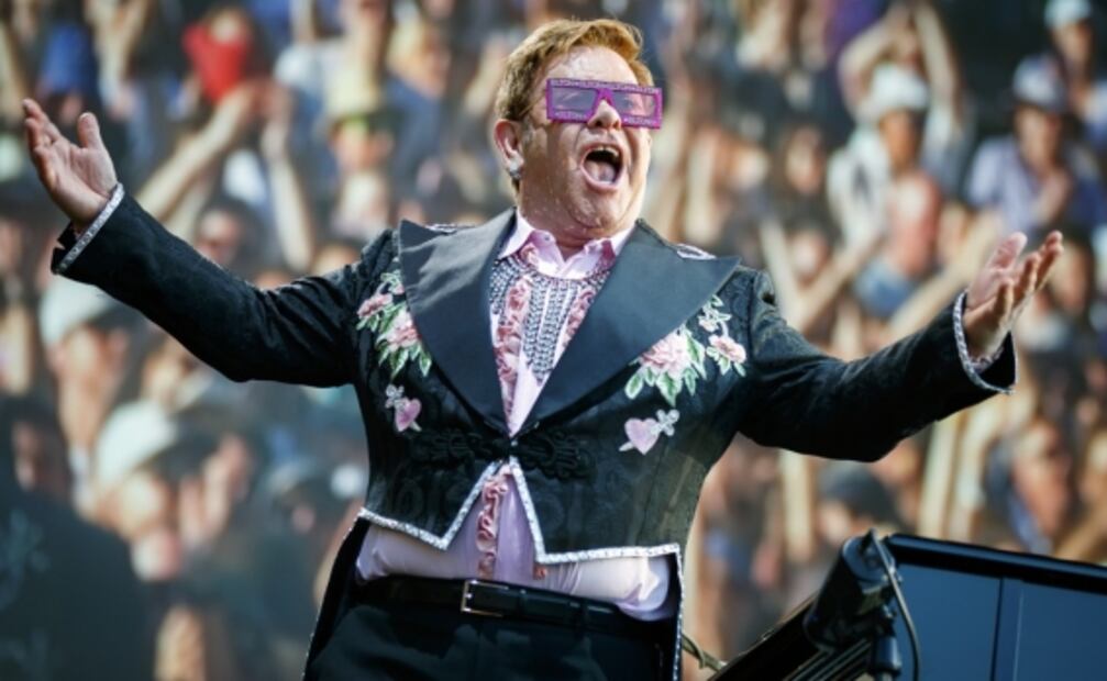 Elton John ofrece emotivo concierto en el Festival de Montreux