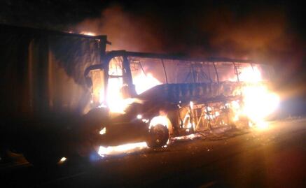 Cierran la Puebla-México por choque entre autobús y un tráiler