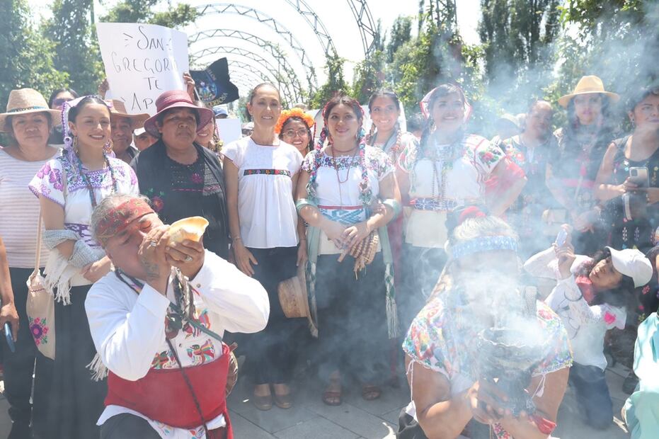 Sheinbaum recibe bastón de mando. FOTO: Berenice Fregoso/ EL UNIVERSAL/