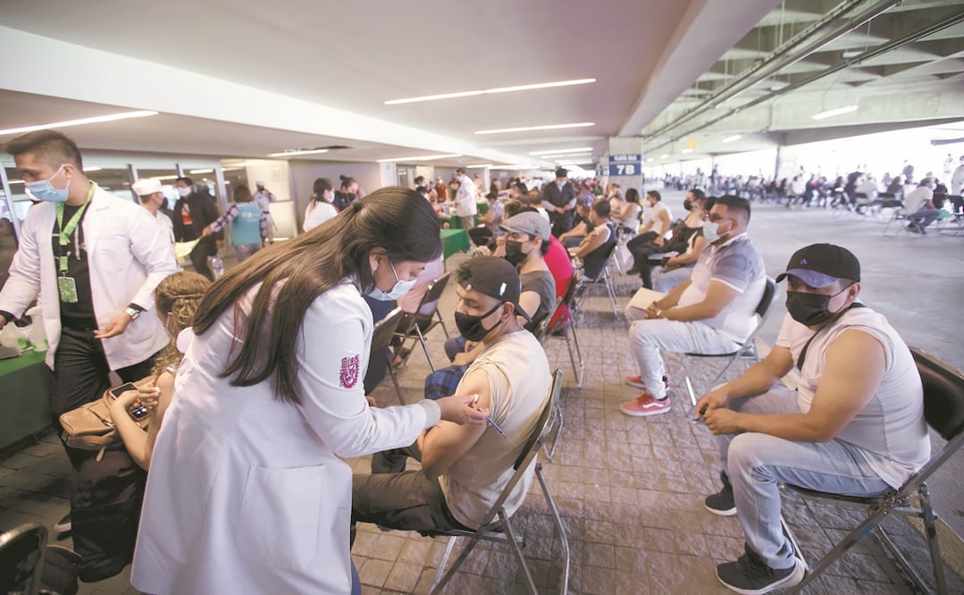 Adultos de 29 a 39 años de Azcapotzalco acudieron a recibir la vacuna Sputnik V en la sede de la Arena Ciudad de México. Foto: GERMÁN ESPINOSA. EL UNIVERSAL