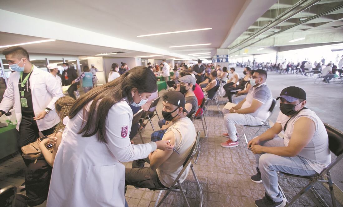 Adultos de 29 a 39 años de Azcapotzalco acudieron a recibir la vacuna Sputnik V en la sede de la Arena Ciudad de México. Foto: GERMÁN ESPINOSA. EL UNIVERSAL