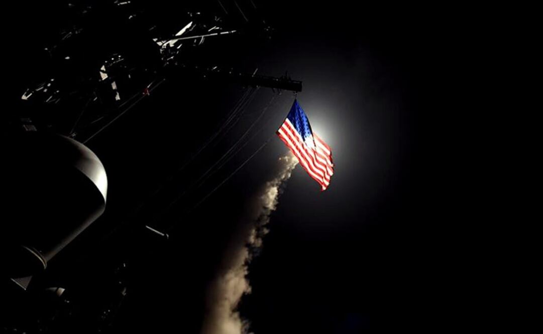 Imagen cedida por la Oficina de Información de la Marina de los Estados Unidos de América de la nave destructora de misiles USS Porter lanzando misiles Tomahawk, en el Mar Mediterráneo (Xinhua)