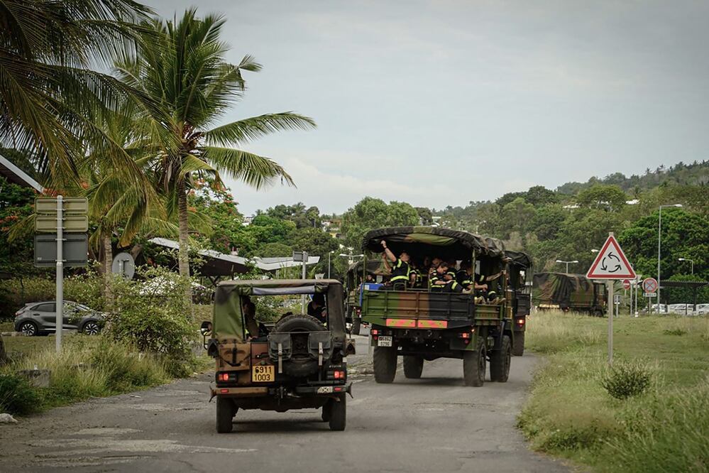 Esta fotografía sin fecha muestra a miembros de la Seguridad Civil francesa en camiones en el departamento francés de ultramar de Mayotte, antes del paso del ciclón Chido. Foto: AFP