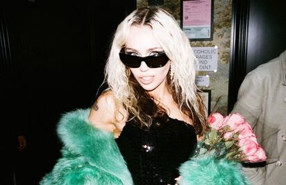 Miley Cyrus luce impactante outfit con corset y falda de cuero