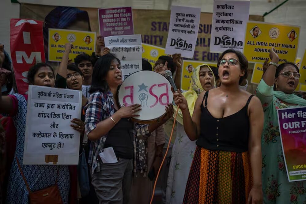 Activistas corean lemas durante una protesta en Nueva Delhi contra el perdón de la pena a condenados por una violación grupal. Foto: archivo