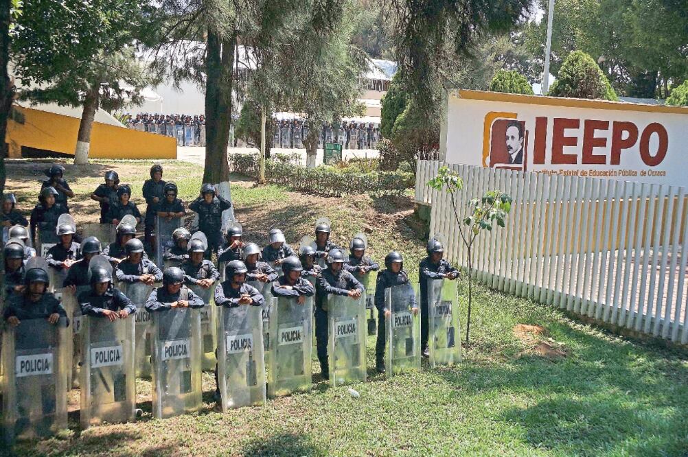 El Instituto Estatal de Educación Pública de Oaxaca es resguardado por elementos de la Policía Federal (ARCHIVO EL UNIVERSAL)