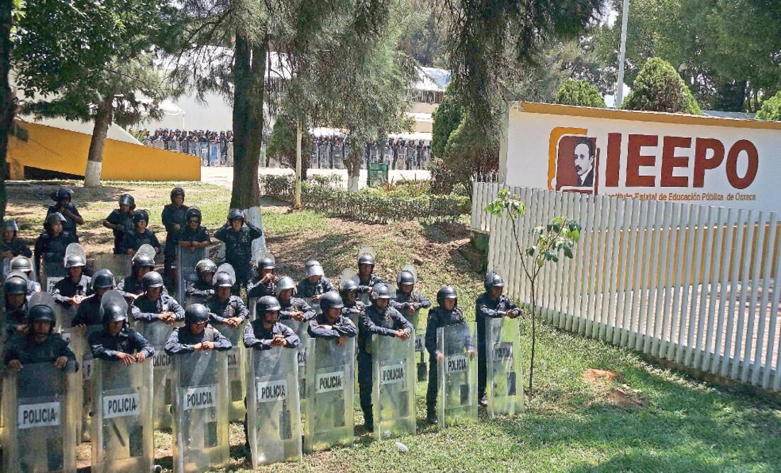 El Instituto Estatal de Educación Pública de Oaxaca es resguardado por elementos de la Policía Federal (ARCHIVO EL UNIVERSAL)