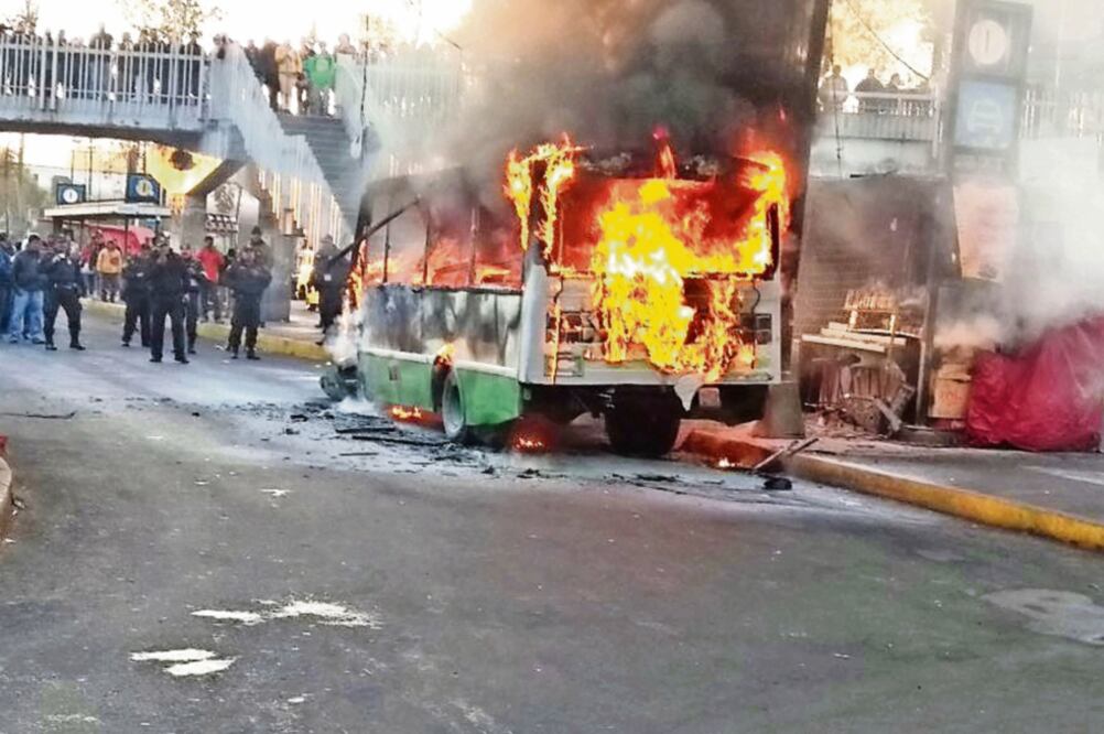 Incendio. El viernes pasado unos sujetos se subieron a asaltar un microbús, tras su cometido le dispararon al chofer y le prendieron fuego a la unidad (ARCHIVO. EL UNIVERSAL)