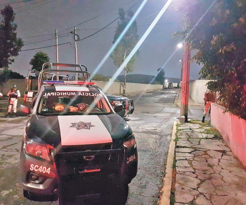 Al llegar al lugar de la balacera, en la colonia Lechería, paramédicos hallaro n los cuerpos de los uniformados con impactos de bala en cabeza y tórax. Foto: ESPECIAL