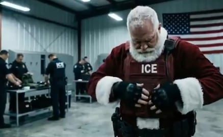 VIDEO: Santa Claus se convierte en agente del ICE y deporta migrantes en EU; impulsa oferta de 3 mil dólares para autodeportarse