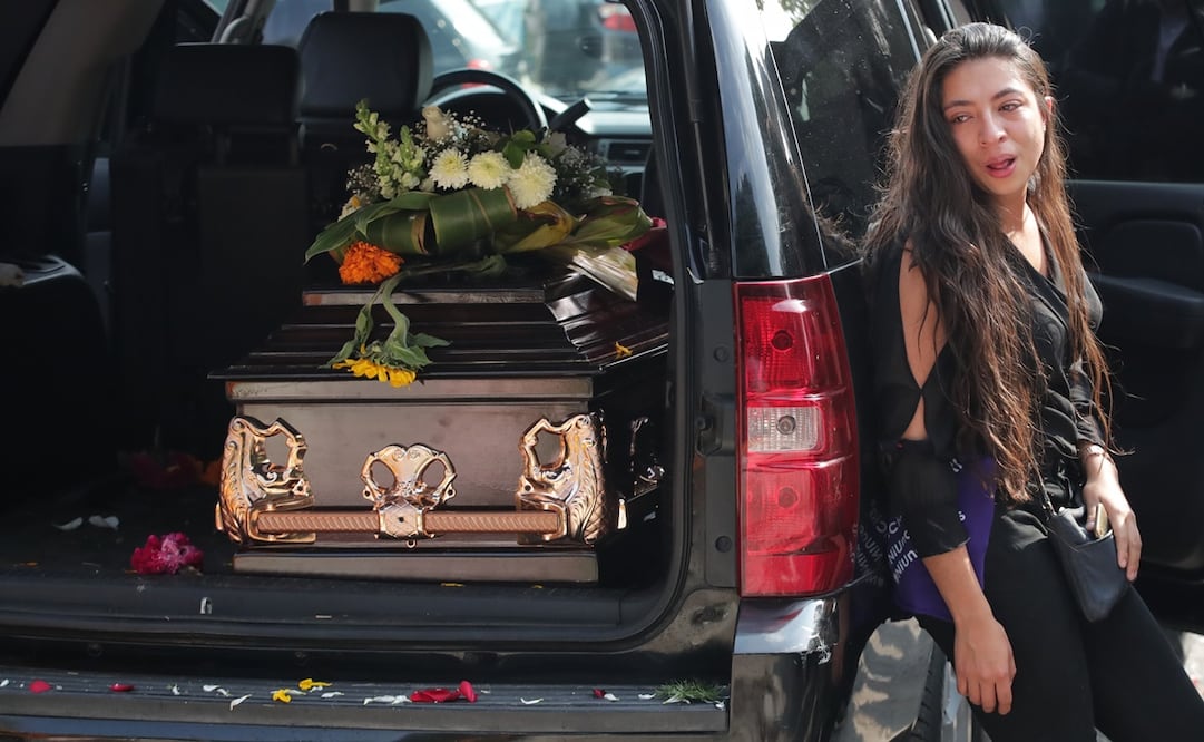 Familiares y amigos de Ariadna se despidieron con flores y música en el Panteón San Nicolás Tolentino. Foto: Fernanda Rojas/EL UNIVERSAL