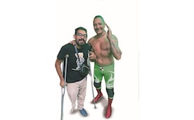 Gerardo Juárez presta su voz para presentar a las estrellas de la lucha libre, busca seguir adelante