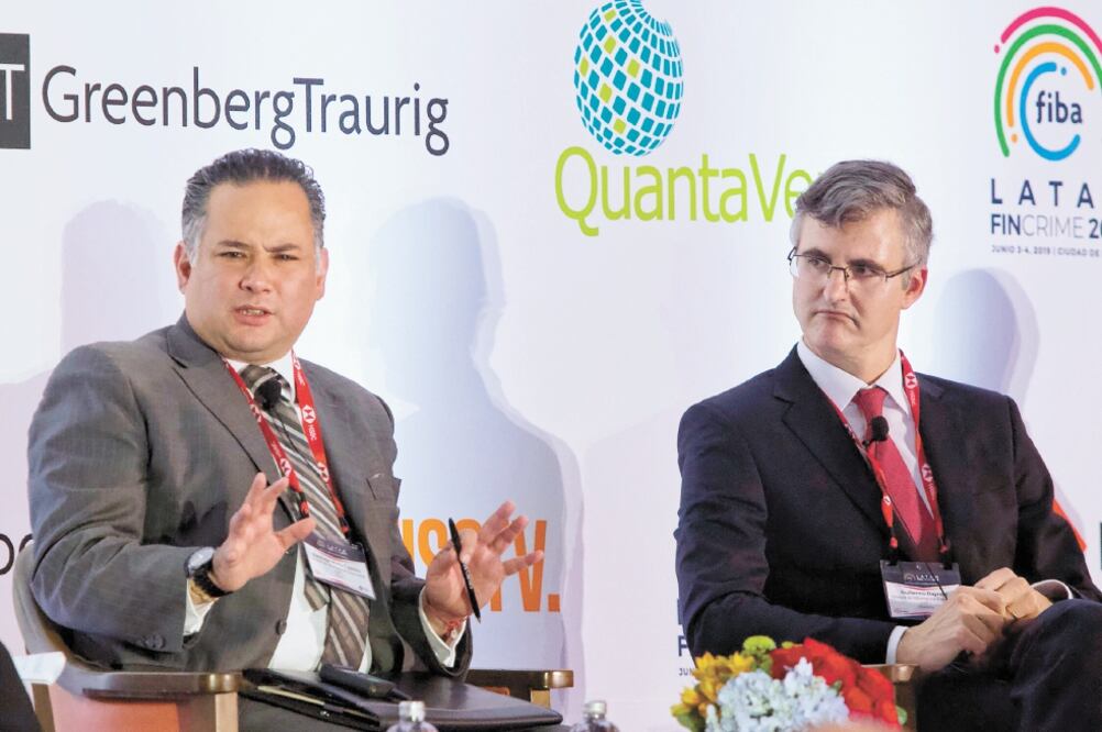 Santiago Nieto, titular de la Unidad de Inteligencia Financiera (UIF), y Guillermo Dayraut, directivo de la Unidad de Inteligencia Financiera de Argentina. Foto: ANDREA MURCIA. CUARTOSCURO
