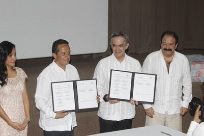 Mancera firma convenio para llevar "Médico en tu casa" a Q. Roo