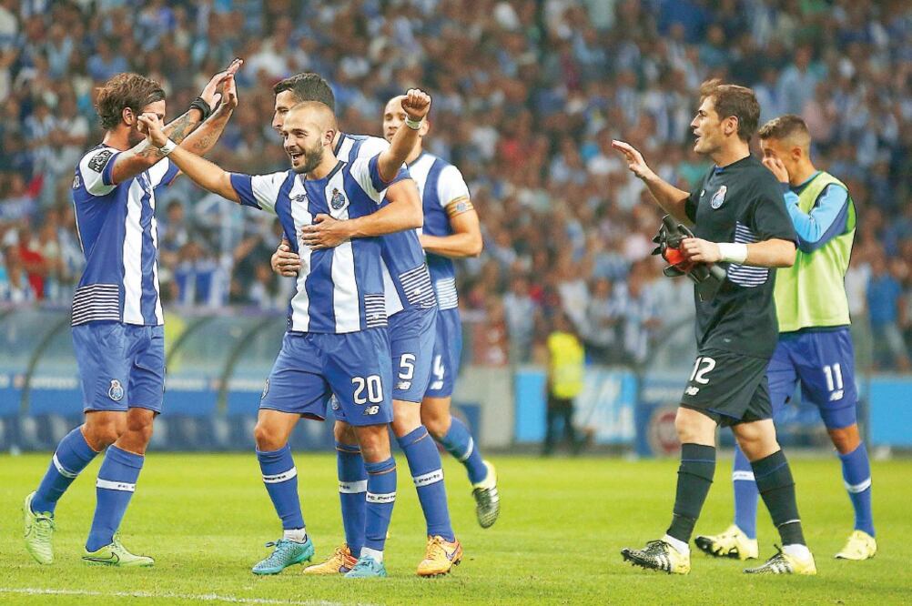 Íker Casillas fue fundamental con sus atajadas en el duelo ante el Benfica, que Porto se llevó casi al final (RAFAEL MARCHANTE. REUTERS)