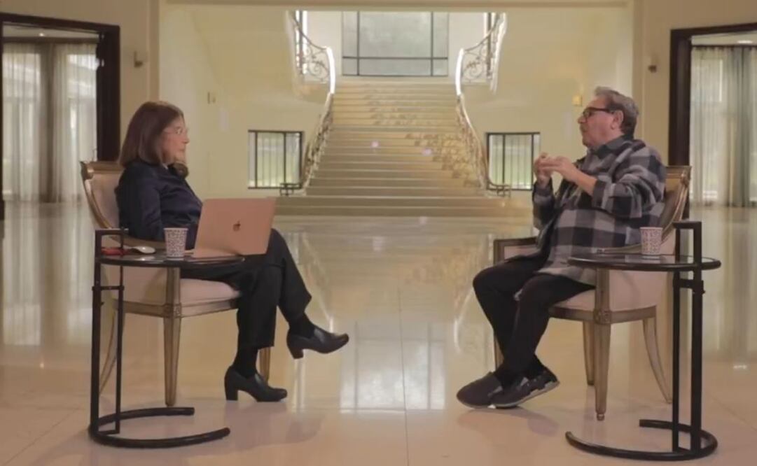 La periodista Sabina Berman y Paco Ignacio Taibo, director general del Fondo de Cultura Económica. Foto: Captura de pantalla