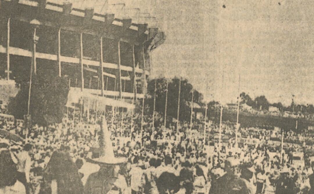 En la imágen aficionados saliendo del estadio Azteca. Fotos: Hemeroteca El Universal