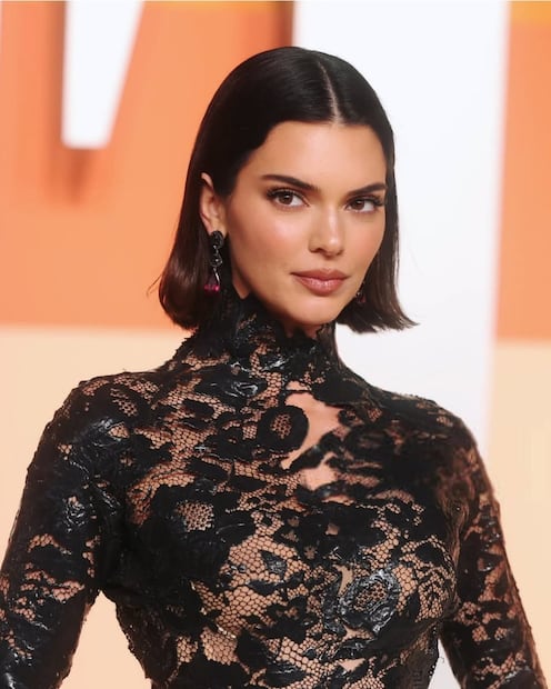 Kendall Jenner con un peinado de diadema. Foto: Instagram @kendalljenner