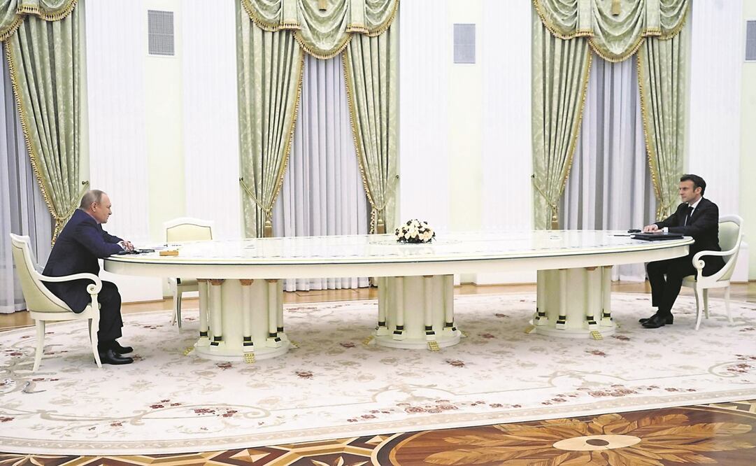 En esta foto distribuida por el Kremlin, se ve a los presidentes ruso, Vladimir Putin, y francés, Emmanuel Macron, en su reunión de ayer en Moscú. Foto: EFE 