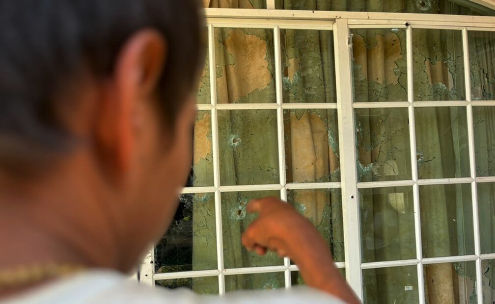 En el ataque armado a La Ruana, Michoacán, el 11 de junio de 2025, quedaron tres autos calcinados y varias viviendas con vidrios rotos y paredes perforadas. Foto: de Carlos Arrieta/EL UNIVERSAL