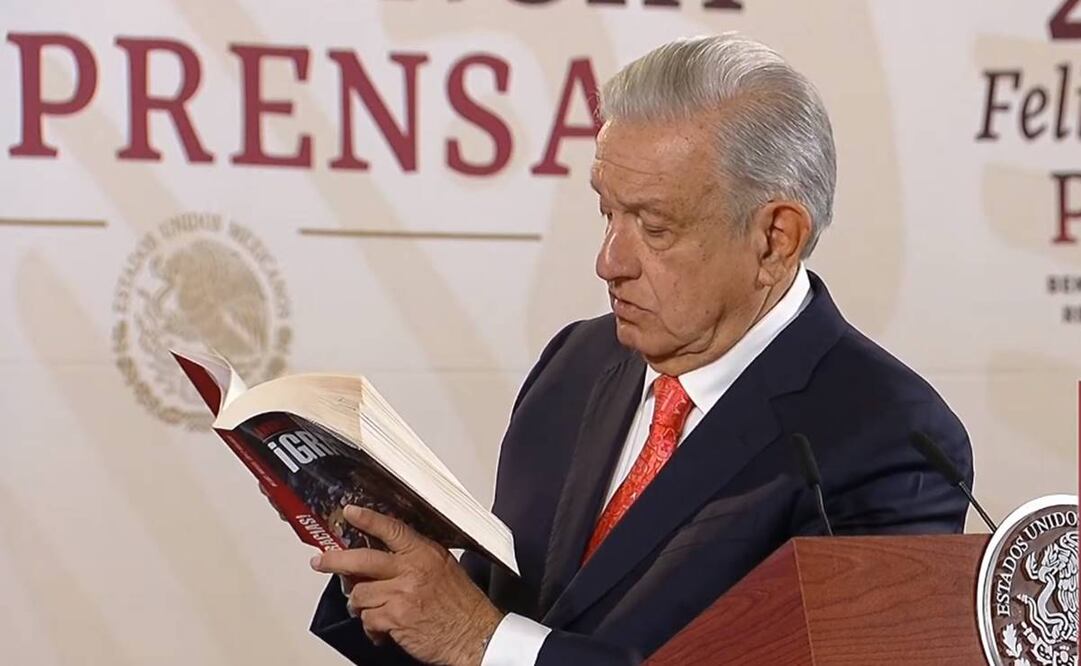 En el Salón Tesorería, el Presidente mostró el ejemplar, el cual tiene en su portada una fotografía que captó el fotoperiodista Luis Antonio Rojas. Foto: captura de pantalla