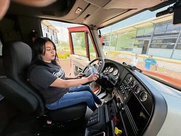 En las carreteras también conducen mujeres traileras