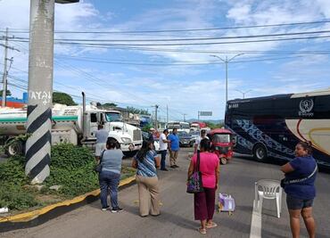 Bloquean carretera en Oaxaca para exigir que CFE restaure servicio eléctrico en escuela primaria