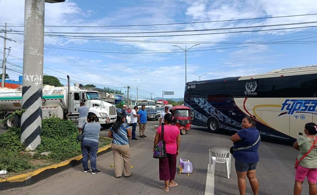 Bloquean carretera en Oaxaca para exigir que la CFE restaure servicio eléctrico de escuela primaria (24/09/2025). Foto: Especial
